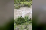 Artvin’de bir otomobil Çoruh Nehri’ne düştü; baba ile oğlu aranıyor
