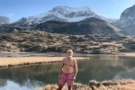 Artvin’de Giresunlu bir dağcı Arsiyan Yaylasında buz gibi gölde yüzdü