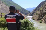 Artvin’in Şavşat Deresi’nde kayıp baba ve oğlunu arama çalışmaları sürüyor