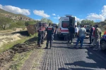 Asfalt çalışmasında kamyon devrildi, sürücü yaralandı