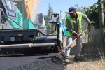 Asfalt işçilerinin kavurucu sıcakta mesaisi sürüyor