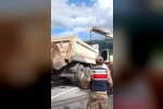 Asfalt yüklü kamyon devrildi: Ardahan-Posof karayolunu kısa süreliğine ulaşıma kapatıldı 