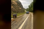 Aşırı yağış sonrası kayalar yola düştü