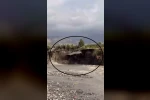 Aşırı yağışla birlikte yolda yaşanan çökme anı görüntülendi