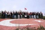 Asker adayları ilk nöbetlerini köylerindeki bu tepede tutuyor