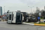 Ataşehir’de kamyon devrilerek yan yattı
