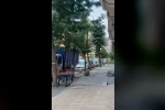 Avcılar’da binanın parçalarını söküp tedbirsiz sokağa attılar