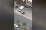 Avcılar’da fırtına sırasında uçan reklam panosu bir vatandaşın üzerine düştü
