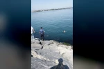 Avcılar’da intihar için kayalıklara çıkan şahıs, ikna edildiği sırada kayarak denize düştü