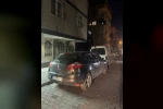 Avcılar’da şiddetli rüzgarda kopan 6 metrelik demir çubuk otomobile saplandı
