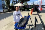 Avladığı orkinosları düzenlediği festivalle çocuklara ikram etti