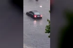 Avrupa yakasında sağanak etkili oldu: Yollar göle döndü, araçlar suda ilerleyemedi 