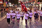 Ay yıldızlı sancak Manisa sokaklarında elden ele taşındı
