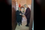 Ayakkabısı olmadığı için terlikle dolaşan yaşlı kadına mahalle muhtarı yardım etti
