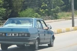 Ayaklarını camdan dışarı çıkartan yolcu trafiği riske attı