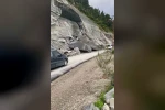 Ayancık’ta heyelan: Köy yolu trafiğe kapatıldı