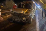 Aydınlatma direği otomobilin üzerine düştü: 2 yaralı 