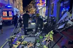 Aydınlatma direğine çarpan otomobil kaldırıma çıktı: 4 yaralı