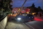 Aydınlatma direğine çarpan otomobilin sürücüsü yaralandı