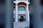 Ayrılmak istediği için evlatlarının önünde eli bıçaklı kocası tarafından öldüresiye dövüldü