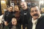 Ayvalıklı sanatçılar Kocabıyık ve Özalp’ten yaşlılara erken yeni yıl kutlaması