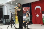 Babası ile birlikte okul arkadaşlarına konser verdi