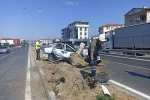 Bafra’da otomobil aydınlatma direğine çarptı, sürücü yaralandı