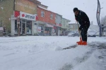 Baharı bekleyen Karlıova karlı bir güne uyandı