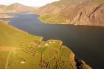 Baharın gelişiyle Keban Baraj Gölü’nde eşsiz manzara 