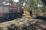 Bahçede tutuşan otlar müstakil evde yangın çıkardı