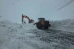 Bahçesaray yolundaki çalışma kar yağışı altında devam ediyor 