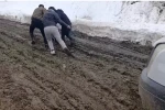 Bahçesaray’da çamurla mücadele: Vatandaşlar araçlarını iple çekerek ilerliyor