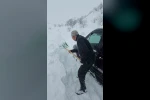 Bahçesaray’da çığ faciası son anda atlatıldı: Araçtaki aile ölümden döndü