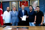 Bakan Bolat’a tescilli Buldan bezinden üretilen gömlek hediye edildi