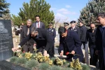 Bakan Çiftçi, Neşet Ertaş'ın kabrini ziyaret etti