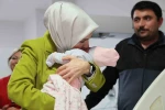 Bakan Göktaş, yeni doğan bebekler ve ailelerini ziyaret etti