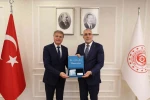 Bakan Işıkhan, Renault Group Türkiye CEO’su Lionel Jaillet’ye Turkuaz Kart takdim etti