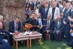 Bakan Tekin Bursa’da çınar altında türkü söyledi, Anadolu peynirlerini tattı