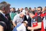 Bakan Yumaklı’dan elini öpmek isteyen çocuğa esprili cevap