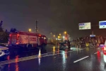 Bakırköy’de hafriyat kamyonu bariyere çarparak devrildi: 2 yaralı