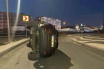 Bakırköy’de otomobil refüje çarpıp devrildi: 1 yaralı