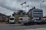 Bakırköy’deki market otoparkında "Servis Minibüsü" krizi: Müşteriler ve işletmeci isyan etti
