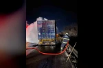 Balatalarından tutuşan tırdaki yangın kısa sürede söndürüldü 