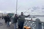 Balığın kulağına kar suyu kaçtı, olta balıkçıları yılın son günü Galata Köprüsü’nde "rastgele" dedi