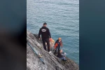 Balık tutmak isterken kayalıklardan düşen adamı ekipler ve balıkçı teknesi kurtardı