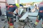 Balıkesir’de elektrik direğine çarpan araçta iki kişi yaralandı