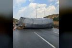 Balıkesir’de saman yüklü tır devrildi, otoyol trafiğe kapandı