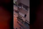 Balkon filesinde asılı kalan çocuğunu düşmesin diye dakikalarca tuttu