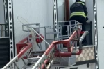 Balkona sıkışan kargayı itfaiye kurtardı