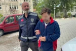 Balkondan girdiği evlerden 70 bin liralık eşya çalan hırsız tutuklandı